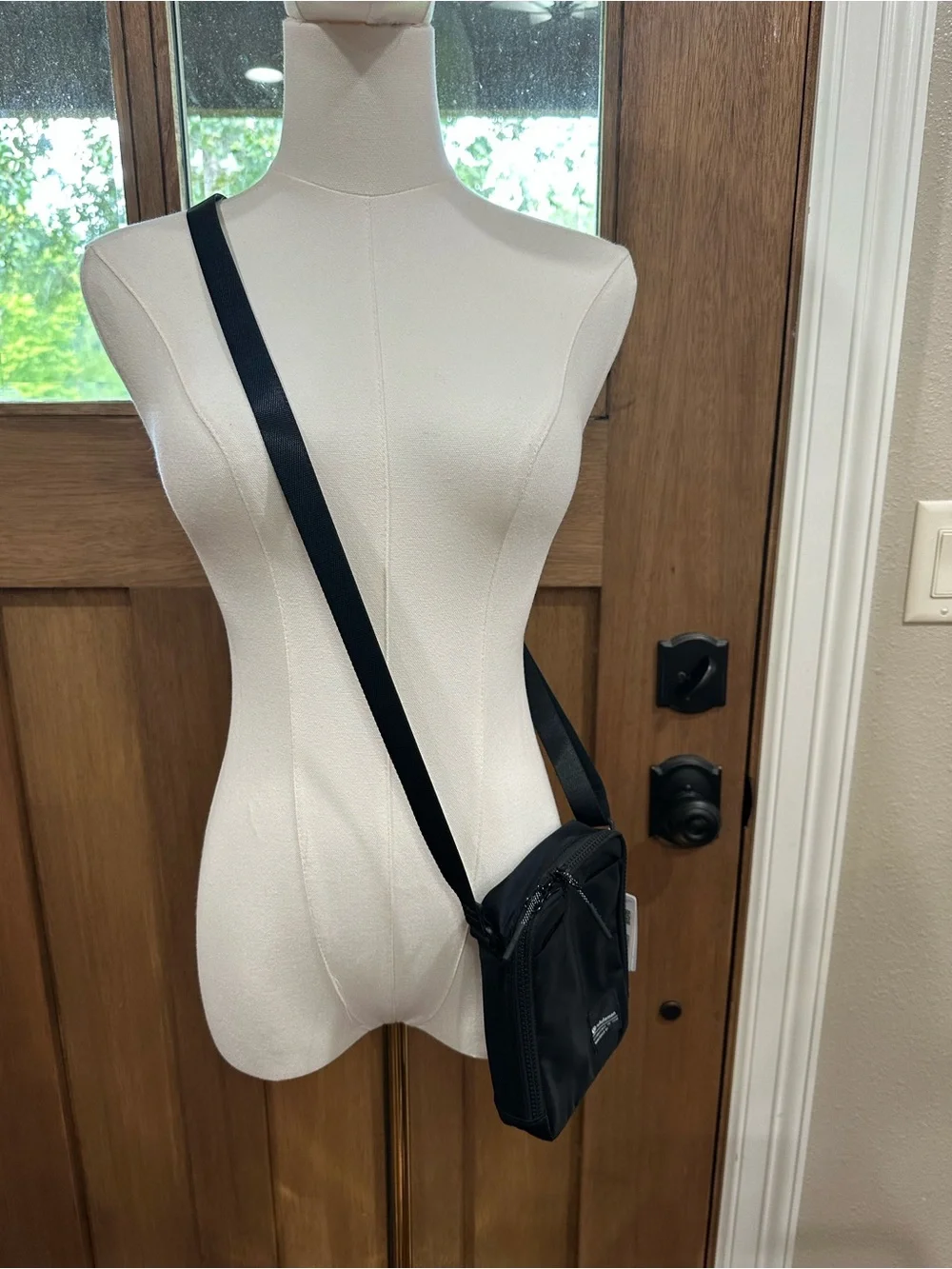 lululemon crossbody sling bag Everywhere Belt 1L Exterior Zippered Pocket To Secure Your Valuables Everywhere Sling Bag Small 2L